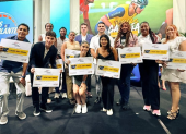 Jóvenes beneficiarios, durante la entrega de los vehículos y las becas, donadas por Suzuki.
