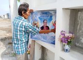 Héctor pasó de la brocha gorda y andamios de caña a plóters digitales y diseños gráficos.