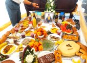 Festín. La comida servida es la favorita de los difuntos homenajeados.