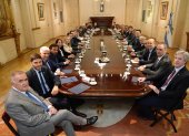 Fotografía que muestra a su mandatario, Javier Milei, junto a gobernadores provinciales, en una reunión este jueves, en la Casa Rosada de Buenos Aires (Argentina).