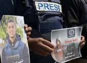 Imagen de archivo de varios periodistas manifestándose en recuerdo de un compañero asesinado en un bombardeo en el norte de Gaza.