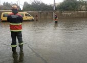 Bomberos de Quito trabajan en el rescate de ocho menores y evacuación del agua en Conocoto.