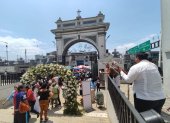 Visitantes recorren el cementerio patrimonial de Guayaquil en el Día de los Difuntos.