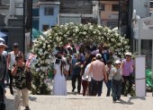 Con un arco de flores blancas se recibió a visitantes del cementerio patrimonial, en el centro de Guayaquil.