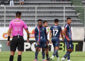 Djorkaeff Reasco (c) se convirtió en figura de El Nacional, el viernes pasado, tras anotar un hat trick que poco sirvió al equipo, pues empató 3-3 con Aucas.