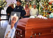 Familiares y amigos asisten al funeral del alcalde Carlos Manzo, en el municipio de Uruapan en Michoacán.