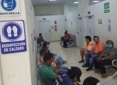 Un grupo de pacientes en Guayaquil esperan su turno para ser atendidos por un doctor.