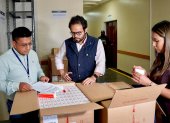 El presidente del IESS, Edgar Lama, entregó unas cajas con medicinas, según informó el Seguro.