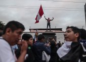 Un grupo de ciudadanos peruano en el exterior del Congreso de Perú.