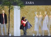 Amancio Ortega es accionista de la empresa que administra la cadena de tiendas Zara.