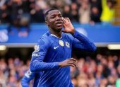 Moisés Caicedo destaca en recuperación y anotando con Chelsea en la Premier League.