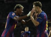 Lamine Yamal (i) y Fermín (d) serán titular en el FC Barcelona en la visita al Brujas.