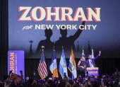El alcalde electo de la ciudad de Nueva York, Zohran Mamdani (i), y su esposa, saludan a la multitud durante una fiesta celebrada por el candidato demócrata en Brooklyn, Nueva York.