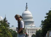 Un transeúnte cruzando la avenida Pensilvania frente al Capitolio de los Estados Unidos, en Washington D. C..