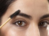 Rutina nocturna para cejas nutridas y pestañas más fuertes