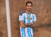 Rodrigo De Paul con la nueva camiseta que utilizará Argentina en el Mundial 2026.