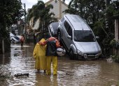 Vehículos dañados se amontonan a lo largo de una calle inundada por el tifón Kalmaegi, en la ciudad de Cebú, Filipinas, el 4 de noviembre de 2025.