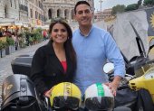 La pareja recorrió Roma en moto.