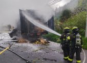 El fuego afectó la carga del camión que transportaba diferentes materiales.