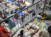 Familias afectadas por el tifón Kalmaegi se alojan en un complejo deportivo utilizado como centro de evacuación en la provincia de Cebú, Filipinas, 6 de noviembre de 2025.