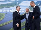 El presidente de Brasil, Luiz Inácio Lula da Silva (c), saluda al primer ministro de Reino Unido, Keir Starmer (i) y al príncipe de Gales, Guillermo durante la conferencia de la COP30, en Belém (Brasil).