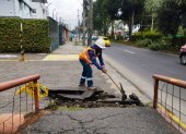 Operarios y maquinaria pesada iniciaron el desmontaje del puente peatonal deteriorado en la avenida 10 de Agosto, frente a la ex estación Norte del Trolebús.