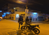 Agentes de la policía acordonaron el área donde ocurrió la masacre en un billar de Machala