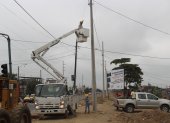 Trabajos en el tendido de las redes eléctricas en el sector rural de Ecuador, que mediante financiamiento se busca fortalecer.