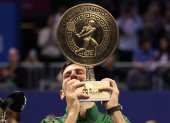 Nole levantando el trofeo del ATP 250 de Atenas, este sábado 8 de noviembre.