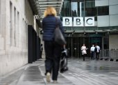 Personas caminan frente a la sede de la BBC en Portland Place, Londres, el 2 de julio de 2020. Tim Davie anunció que el 9 de noviembre de 2025 dejará su cargo como director general de la BBC.