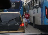 05-03-2023-Enla calle rumichaca se observa que los conductores de buses dejan en media calle a los pasajeros donde pueden ocacionar accidentes