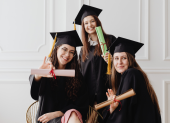 Mujeres jóvenes de Ecuador pueden postular a las Becas Impulso Ecuador 2025 para continuar sus estudios superiores.