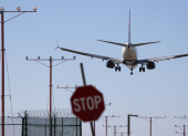 Un avión se aproxima para aterrizar en el Aeropuerto Internacional de Los Ángeles (LAX), en California.