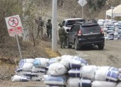 Militares resguardan los alrededores de la cárcel El Encuentro en Santa Elena, mientras continúan los traslados de presos catalogados de alta peligrosidad.