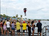 En la Playita del Guasmo, en el sur de Guayaquil, un joven se lanzaba desde una rampa.