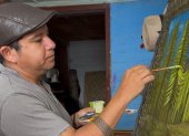 Pintura. Con cada pincelada, David mantiene viva las tradiciones y el arte de Tumbaco.