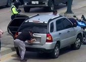El conductor empezó a poner las placas ante la presencia de agentes de la ATM, en el norte de Guayaquil.