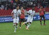 Lisandro Alzugaray (i) marcó el primer gol de Liga de Quito sobre Deportivo Cuenca.