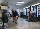 Deysi Camacho (izq.) y Maria Calderon realizan sus compras el 27 de octubre de 2025 en Pembroke Park, Florida.