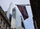 Una bandera Union Jack ondea entre edificios altos y antiguos en el distrito financiero de la City de Londres, Gran Bretaña, el 13 de noviembre de 2025.
