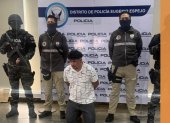 La Policía Nacional detuvo a Jairo Zambrano, líder de Los Lobos, durante un operativo en el sur de Quito.