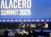 El presidente de AcelorMittal Brasil, Jorge Luiz Ribeiro (i); la moderadora, Claudia Palacios (c); y el director ejecutivo de Ternium, Máximo Vedoya (d), participan en el congreso "Alacero Summit 2025".