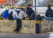 Inmigrantes sin papeles se reúnen cada mañana en la ciudad española de Palma (Islas Baleares, Mediterráneo) a la espera de un trabajo en condiciones precarias.