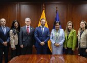 Gabriela Sommerfeld junto a Nicolás Albertoni y la delegación de observadores de la OEA.