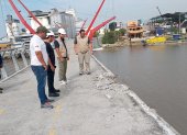 El puente peatonal basculante que une a Guayaquil y la isla Santay quedó parcialmente afectado tras el choque de una embarcación.