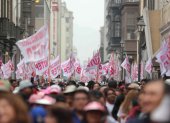 Personas participan en una manifestación del Sindicato Unitario de Trabajadores en la Educación del Perú (SUTEP), en Lima (Perú).