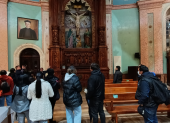 Se explica a visitantes la influencia jesuita en la Basílica.