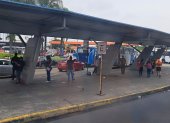 En los andenes para buses de transporte público, en la terminal terrestre de Guayaquil, está prohibido el ingreso de taxis y vehículos particulares.