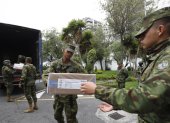 El material electoral llegó al colegio Benalcázar custodiado por militares.