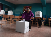 Desde bebés hasta adultos mayores se ven en los recintos electorales.